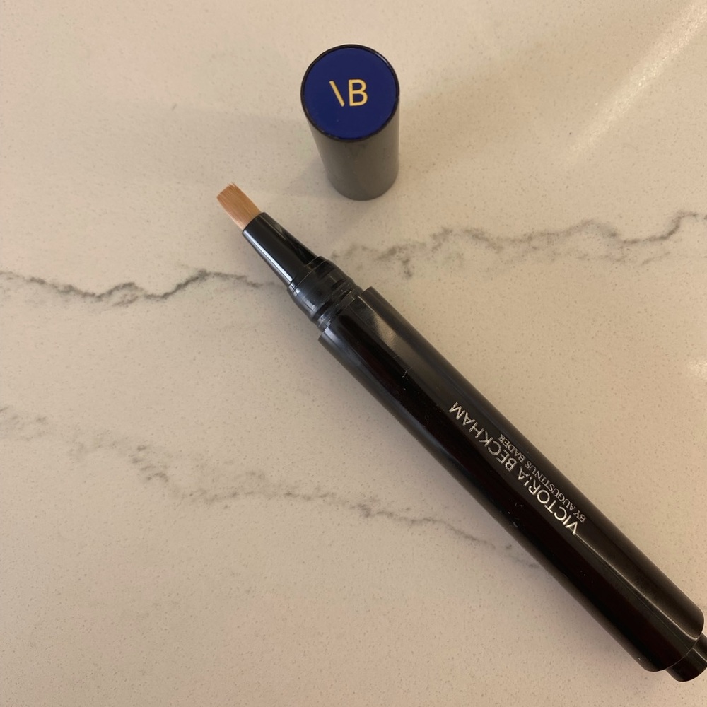 Victoria Beckham concealer pen in LF2